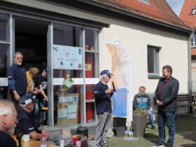 Manfred Schaller (Mitte) bei seiner Ansprache. Zu den Gratulanten zählte auch Bürgermeister Martin Tabor (rechts), der in einer kurzen Ansprache die Bedeutung des Repaircafés für die Stadt betonte.