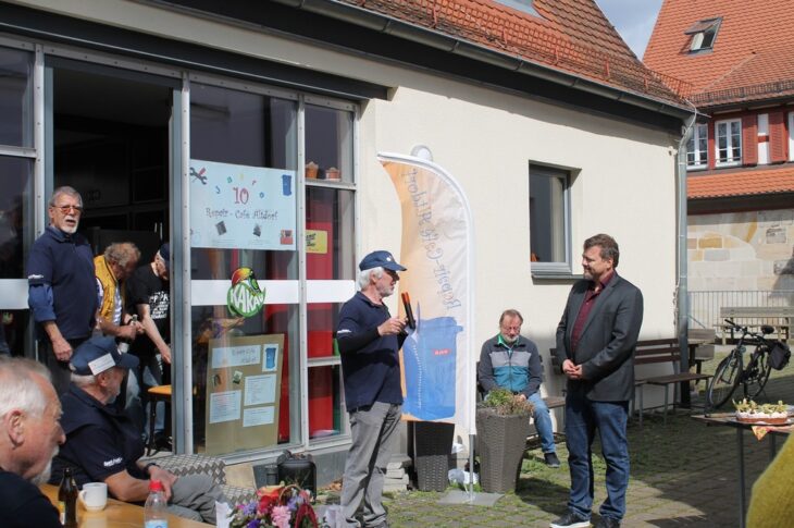 Manfred Schaller (Mitte) bei seiner Ansprache. Zu den Gratulanten zählte auch Bürgermeister Martin Tabor (rechts), der in einer kurzen Ansprache die Bedeutung des Repaircafés für die Stadt betonte.