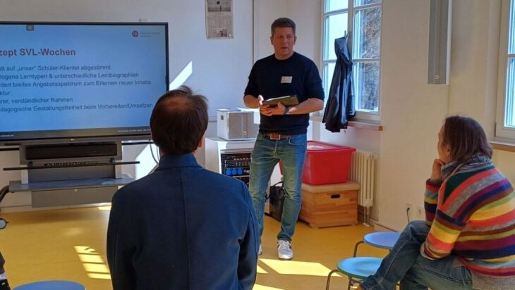 Eric Thomas, stellvertretender Schulleiter der Berufsfachschule für Kinderpflege Schwabach, hielt eines der Praxislabore zum Thema „Was interessiert mich eigentlich selbst?“.
