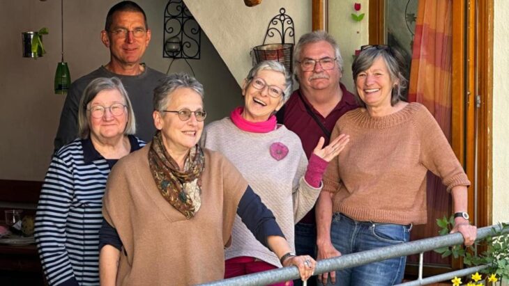 Das Organisationsteam mit Franziska Geiger, Margarete Panke, Wolfgang Geiger, Angelika Pflaum, Jürgen Wild und Doris Kiener plant den Rosentag. Nicht im Bild sind Dorothea Müller Philipps Sohn und Nadine von Haßel-Geiger.