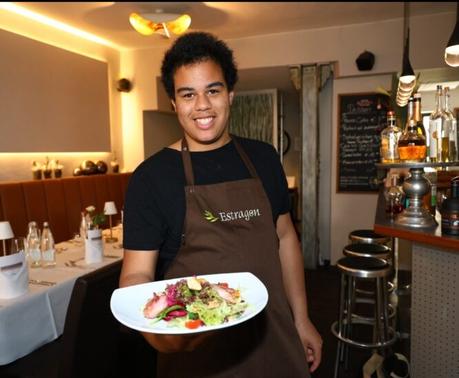 Tische eindecken, ein Drei-Gänge-Menü vorbereiten, kochen und servieren: Junge Menschen mit kognitiver Beeinträchtigung zeigten, wie es geht.