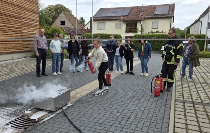Im Anschluss an den theoretischen Teil, konnten Lehrer und Erzieher sich selbst am Feuerslöscher ausprobieren.