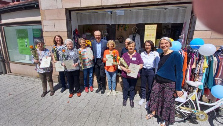 Das Team des Stöberladens mit allen Geehrten.