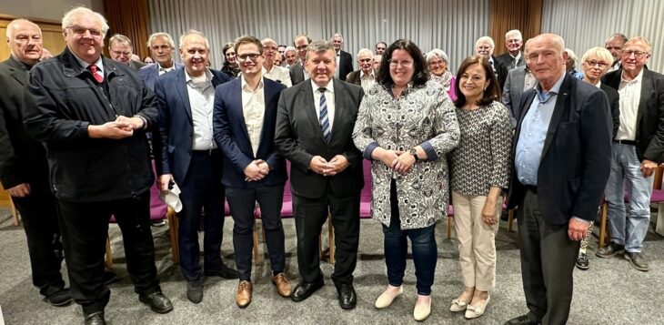 Auch in diesem Jahr war das Laufer Forum gut besucht – nicht zuletzt dank der hochkarätigen Referenten. Vorne (von links): Botschafter a. D. Martin Erdmann, DAG-Geschäftsführer Johannes Lay, Tagungsleiter David Fritsch, Generalleutnant a. D. Karl Müllner, Europaabgeordnete Lena Düpont, die frühere Abgeordnete Marlene Mortler und ADK-Landesvorsitzender Theo Abenstein.