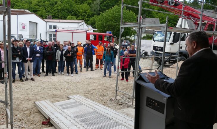 50 Meter lang und 15 Meter breit wird das Gebäude. Seit sieben Monaten wird daran gewerkelt. Jetzt war Zeit für das Richtfest. Bürgermeister Klaus Falk (rechts) sprach von einer „großartigen Gemeinschaftsleistung“.