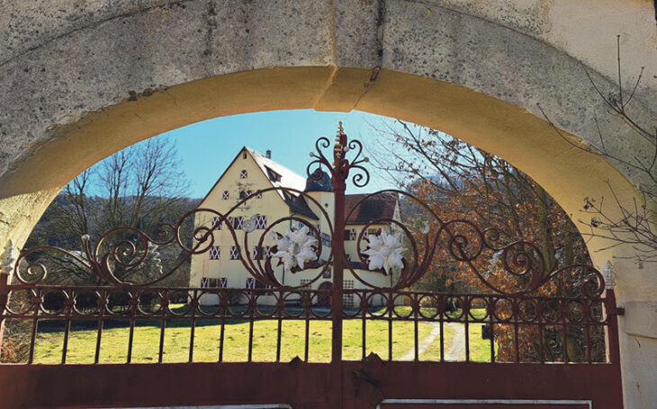 Im Garten des Tetzelschlosses wird am Sonntag, 18. Mai, das 750-jährige Bestehen Kirchensittenbachs gefeiert. Foto: Elke Bodendörfer