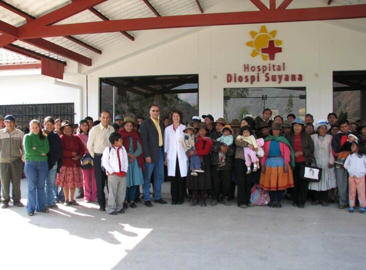 Das Wiesbadener Ärzte-Ehepaar Dr. Martina und Klaus-Dieter John (Mitte) hat mit dem Verein Diospi Suyana e. V. eine medizinische Versorgung in Peru aufgebaut.