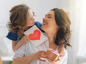 Manche wissen genau, womit sie sich bei Mama bedanken können, andere lassen sich beim Einkaufsbummel inspirieren – es gibt viele Möglichkeiten für ein passendes Muttertagsgeschenk. Foto AdobeStock #423538770