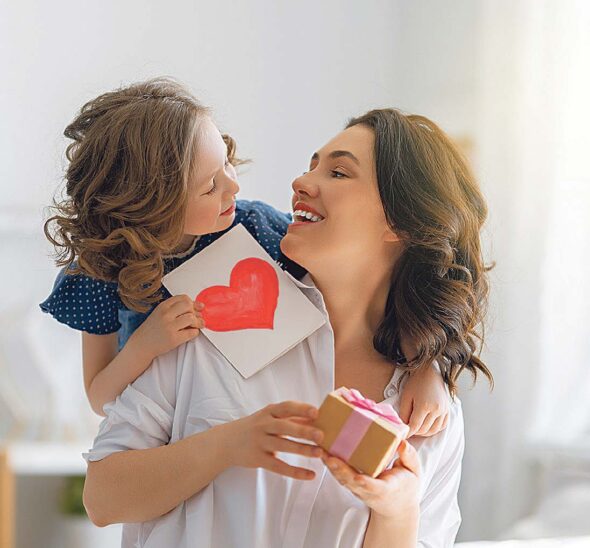 Manche wissen genau, womit sie sich bei Mama bedanken können, andere lassen sich beim Einkaufsbummel inspirieren – es gibt viele Möglichkeiten für ein passendes Muttertagsgeschenk. Foto AdobeStock #423538770
