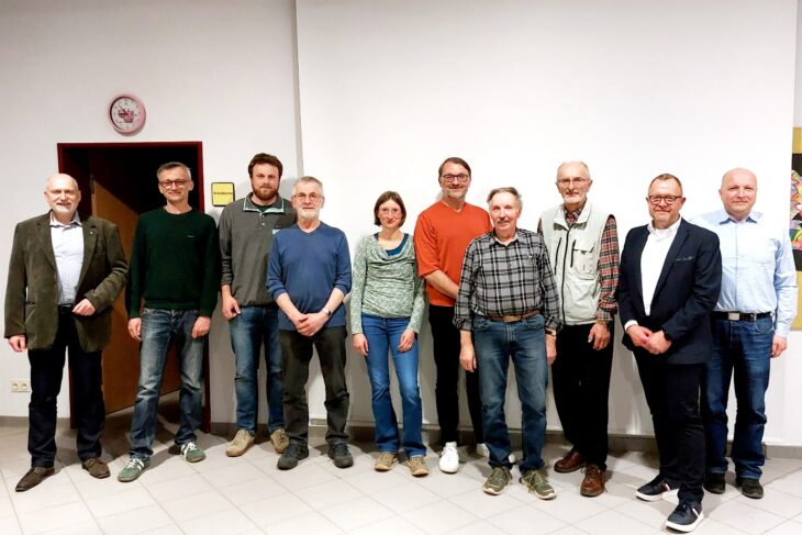 Abteilungsleiter Ingo Steinbrecher vom Amt für Ländliche Entwicklung Mittelfranken hat die Vorstandswahl in Kirchensittenbach geleitet. Den neuen Vorstand der Teilnehmergemeinschaft bilden Filip Fortmann-Gutkowski, Lennart Kohlisch, Erich Pörner, Iris Gloyer, Richard Zimmermann, Michael Schönhöfer, Georg Scharrer, zweiter Bürgermeister von Kirchensittenbach, Bürgermeister Klaus Albrecht und Jens Schulze vom Amt für Ländliche Entwicklung Mittelfranken (v. links).