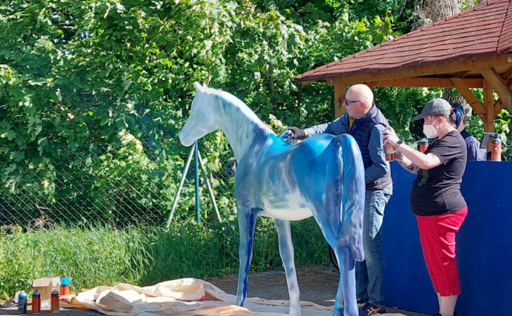 Seit Wochen sind die Teilnehmenden des Mal-/Kunstkurses kreativ. Norbert Hanke und Teilnehmerin Lydia Stähle bemalen gerade Eppelein Nummer 1 und scherzen: „Natürlich sind beide Eppeleins blau!“
