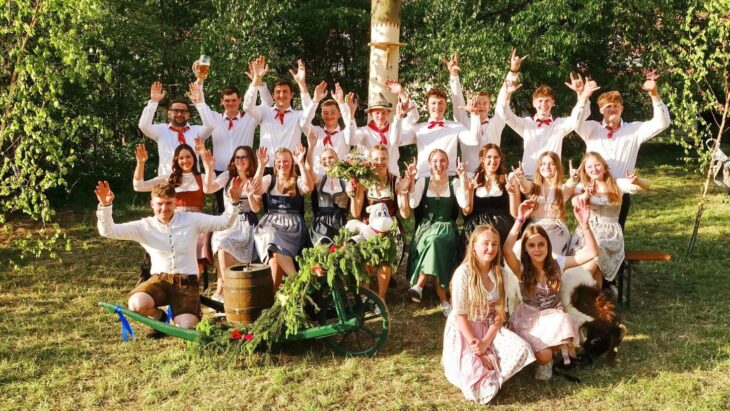 Die Breitenbrunner Kirwapaare freuen sich über die gelungenen Festtage im Dorf.