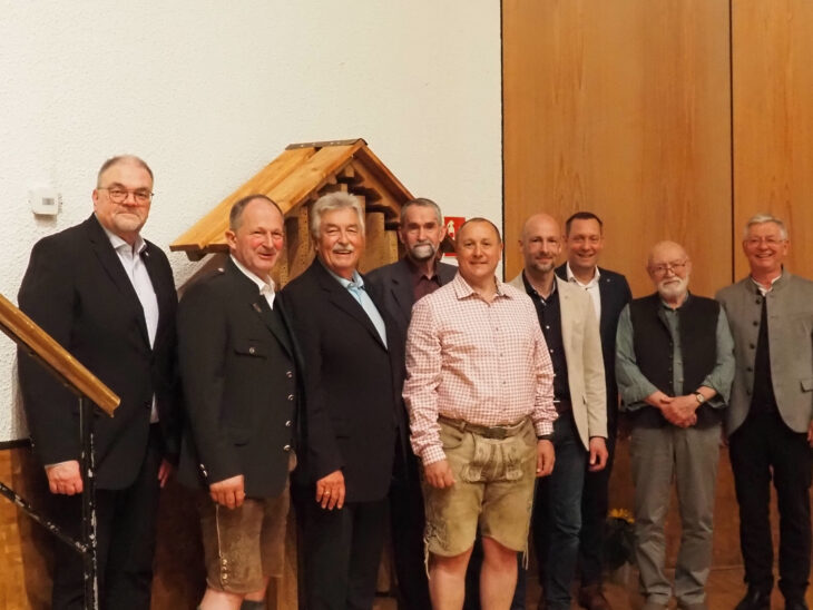 Von links: Bezirksrat Markus Lüling, Bürgermeister Erich Plasch (Leutschach), Altbürgermeister Konrad Rupprecht, ehemaliger Bürgermeister Hannes Schönfelder, Bürgermeister Jörg Kotzur (Markt Feucht), Bürgermeister Sebastian Martin (Crottendorf), Landrat Armin Kroder, Bürgermeister a. D. Karl Neubauer (Leutschach), Bürgermeister a. D. Peter Tschernko (Leutschach).