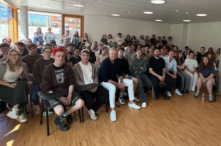 TV-Sicherheitsexperte Michael Ortmann – Dritter von links in der vorderen Reihe – und der ehemalige Extremist Eren Recberlik – Sechster von links – diskutierten mit Schülern der Montessori-Fachoberschule.