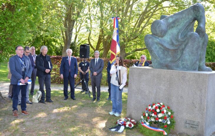 Stilles Gedenken für die französischen Opfer des KZ-Außenlagers Hersbrucks: Denis Meis (Vorsitzender des französischen Deportierten-Verbands), Klaus Wiedemann, Peter Schön (beide Doku-Verein), Pierre Wolff vom Kriegsopferverband Le Souvenir français und Bürgermeister Robert Ilg (von links).