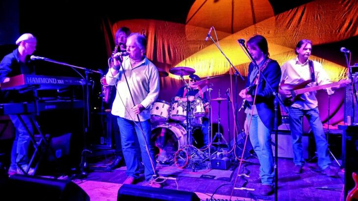 Rund 40 Rock-Klassiker, vor allem aus den 70er-Jahren, hat die Räinbooch Allstar Band im Repertoire.