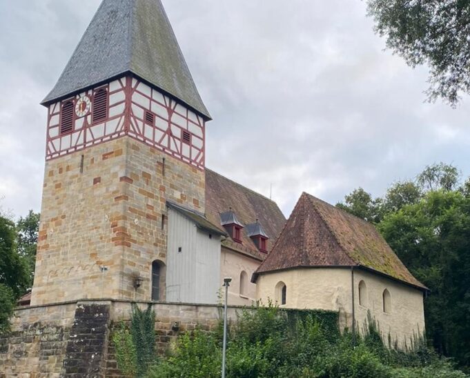 Mithilfe der Gelder vom Freistaat kann die Kirchhofmauer um die Pfarrkirche St. Michael in Rasch saniert werden.