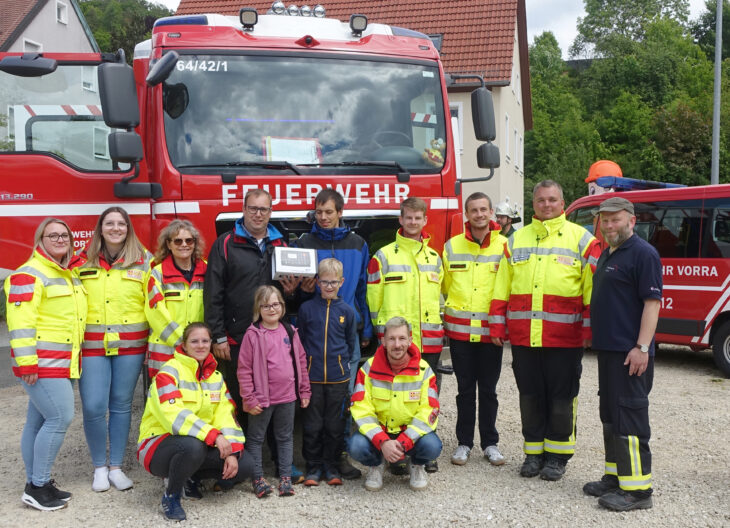 Übergabe des Navigationsgerätes mit FF-Kommandant Christian Dorn, Leiter First Responder Nico Schmutzler, FF-Vorstand Tim Leimberger, 2. FF-Kommandant Hannes Albert, Sponsoren Stefan Schlerf und Bernd Fischer, Karin Spiessl, Jana Kyber, Jana Leimberger, (kniend) René Wahl und Lisa Lederer (von rechts).