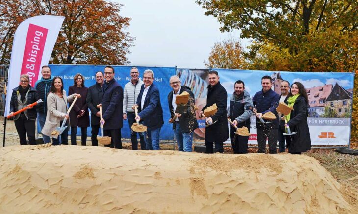 Spatenstich in Altensittenbach: Die regionale Kooperation der HEWA mit bisping & bisping startet den flächendeckenden Glasfaserausbau in Hersbruck.