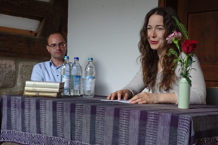 Janina Schubert (Volkshochschule) liest auf der Bühne im Spitalhof aus Briefen Rosa Luxemburgs an Karl Liebknechts Frau Sophie, links Laufs Dritter Bürgermeister Alexander Horlamus.