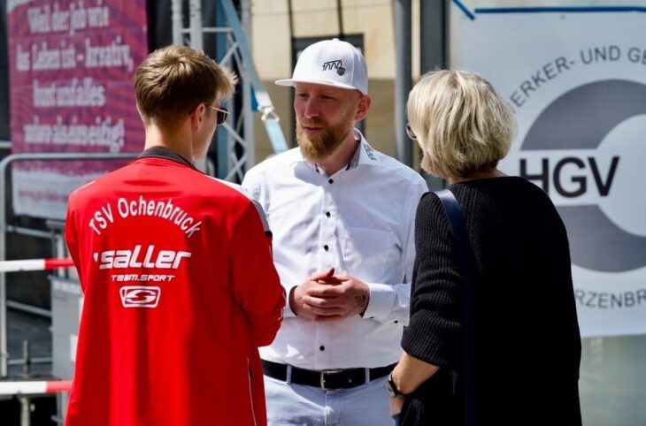 Martin Glienke im Gespräch auf dem Straßenfest.