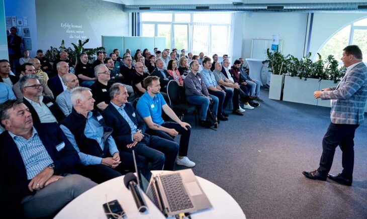 Zahlreiche Kunden und Partner aus Deutschland, Österreich und der Schweiz waren zur Hausmesse der Firma Intex gekommen. Hier ging es vor allem um den Einsatz von KI im Dokumentenmanagement.
