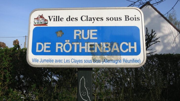 Die Rue de Röthenbach spielt in Les Clayes-sous-Bois auf die Partnerschaft an.