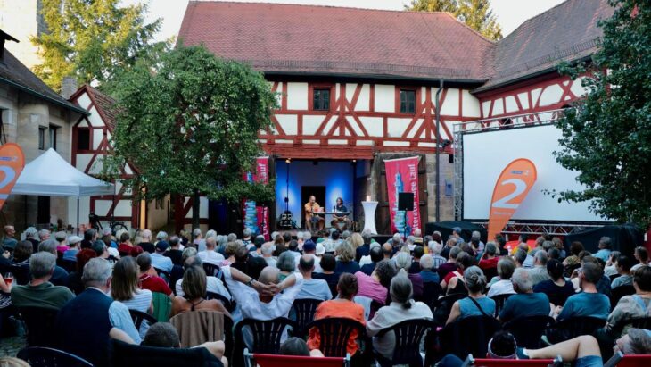 2024 las Matthias Egersdörfer bei Sommer in Lauf. 2025 sind Martina Bogdahn und Tobias Schlegel als Autoren geladen.