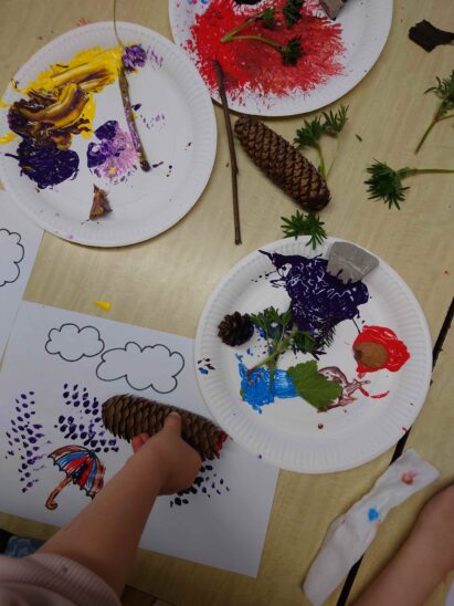 Die Naturfreunde Pommelsbrunn haben eine neue Kindergruppe, die kreativ mit Naturmaterialien tätig ist.
