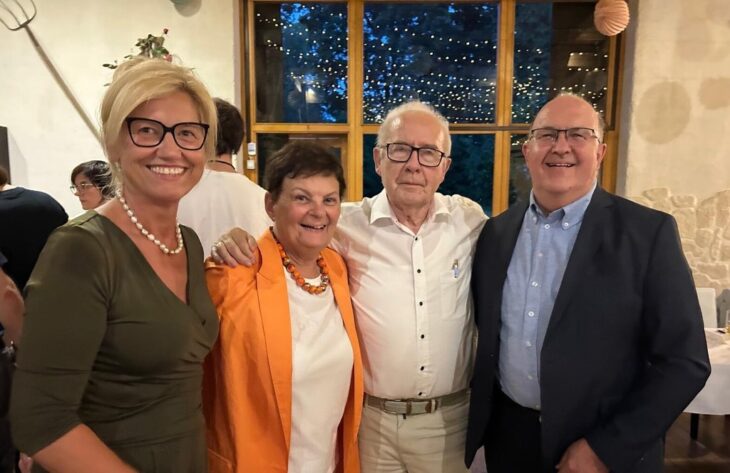Bürgermeisterin Ilse Dölle (links), Zweiter Bürgermeister Reinhard Zeiß (rechts) und Ehefrau Dorothea zählten zu den Gratulanten von Günter Fink (2.v.rechts).