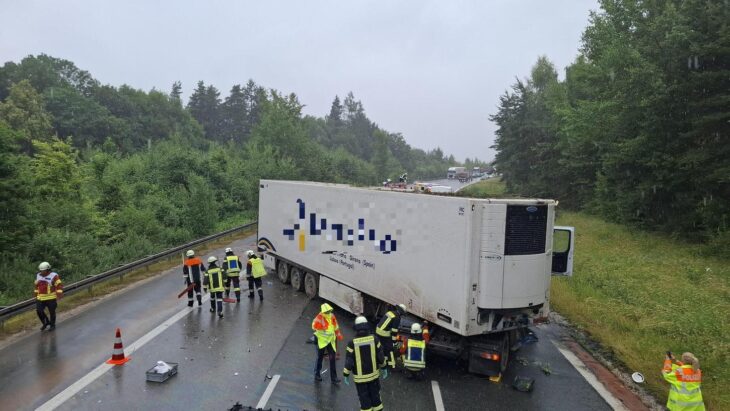 Ein Lkw-Unfall auf der A 9 an der Hienbergabfahrt sorgt für Verkehrsbehinderungen, während Einsatzkräfte die Unfallstelle sichern und aufräumen.