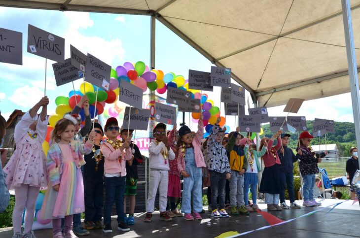 Auf gut einem Dutzend Tafeln erinnerten die „HEB-i-Kids“ an viele Begriffe, die während der beiden nicht nur für sie und ihre Erzieherinnen extrem belastenden Corona-Jahre in aller Munde waren.