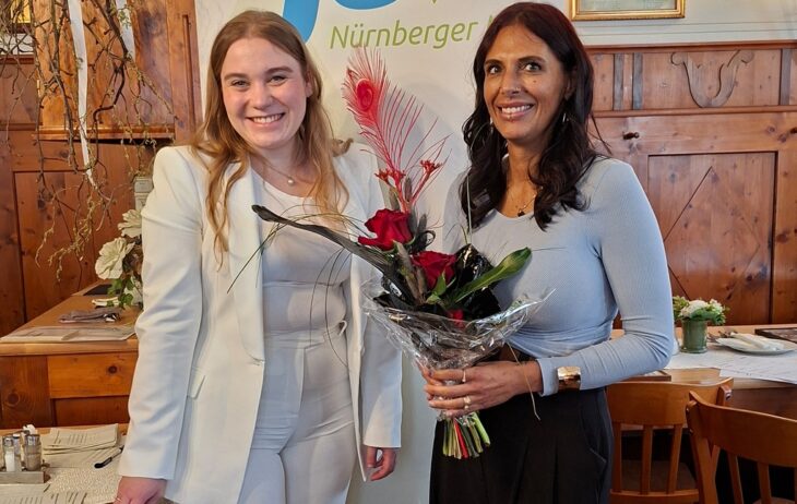 JU-Vorsitzende Christina Müller (links) dankt Mona Schwabe für ihren Vortrag.