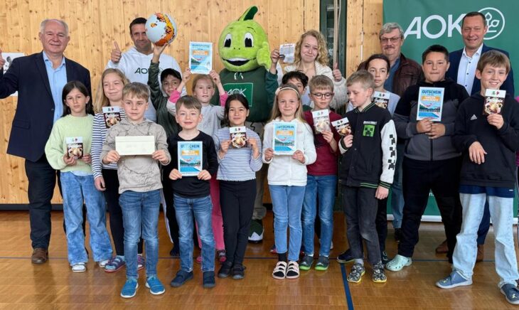 Finale der Aktion „Zu Fuß zur Schule“ (von links): Bürgermeister Klaus Hacker, Norbert Vogel von der AOK, Maskottchen Jolinchen, AOK-Mitarbeiterin Stella von Dahlen, AOK-Beirat Alfons Graf und Landrat Armin Kroder übergaben die Preise.