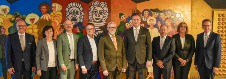 Bei der Bilanzvorstellung: die Vorstandsmitglieder Bernd Strauß (links), Volker Matschke (3. von links) und Swen Heckel (4. von rechts) mit Vertretern des Aufsichtsrats.
