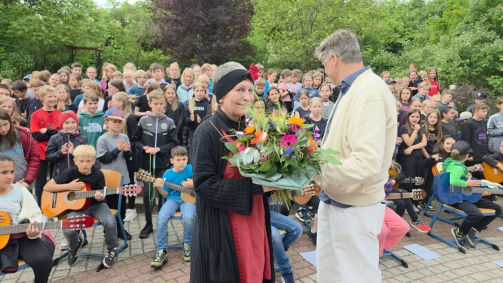 Schulleiter Stefan Pesth von der Lebenshilfe bedankte sich bei Tina Hassel, die bald in den Ruhestand geht.
