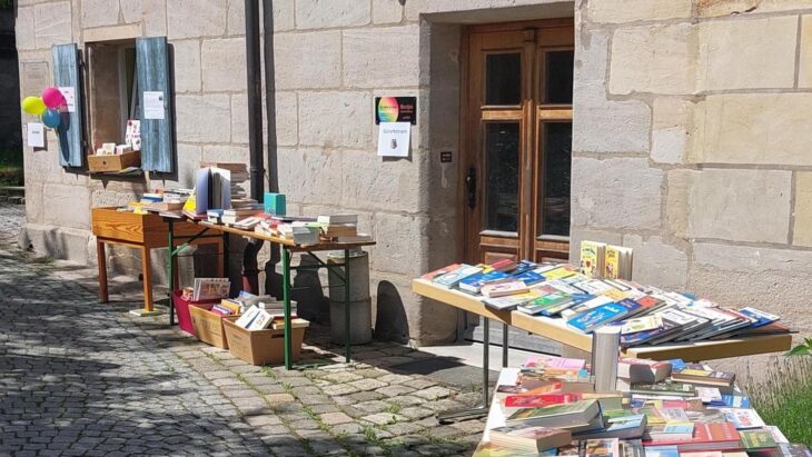 Unter anderem gab es einen Flohmarkt zur Wiedereröffnung der Gemeindebücherei.