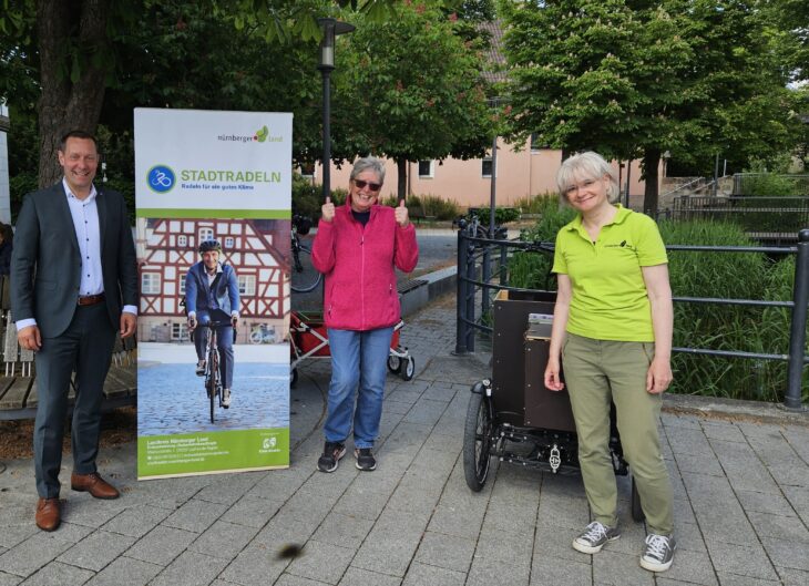 Landrat Armin Kroder, Stadtradeln-Teamkapitänin Ursula Rupprecht aus Feucht und Verena Loibl, Radverkehrsbeauftragte des Landkreises (von links).