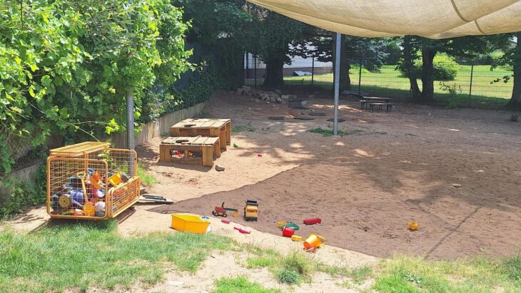 Eine vernünftige Einfassung für den Sandkasten beziehungsweise eine Abdeckung ist nur einer der Wünsche des Kita-Teams.