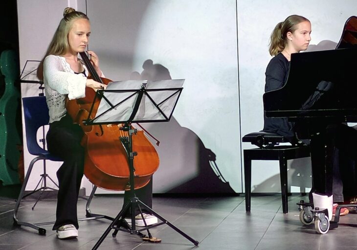 Schülerinnen zeigen beim „Hausmusikabend“ ihr Können.