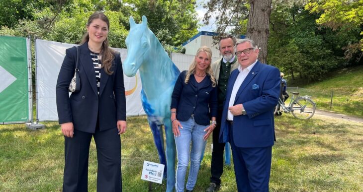 Lena Floerke, Leiterin des Reittherapiezentrums, Karin Baumüller-Söder, Thomas Schreder, Geschäftsführer Bayerischer Reit- und Fahrverbands, und Gerhard John, 1. Vorsitzender der Lebenshilfe Nürnberger Land (von links).