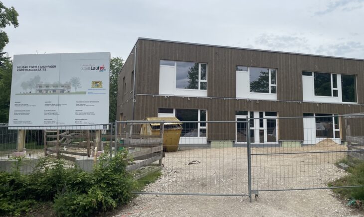 In Heuchling entsteht neben der dortigen Grundschule eine fünfgruppige Kindertagesstätte für bis zu 98 Kinder. Bis Mitte 2026 soll das Gebäude fertiggestellt sein.