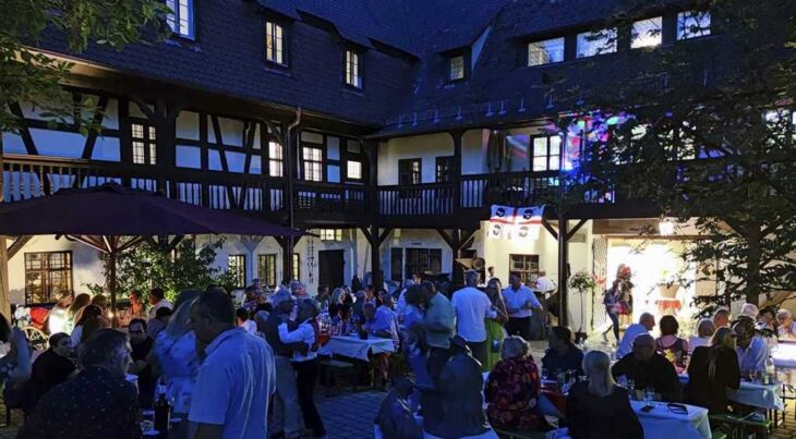 Der 16. Sardische Abend findet im lauschigen Hof des Hirtenmuseums in Hersbruck statt.