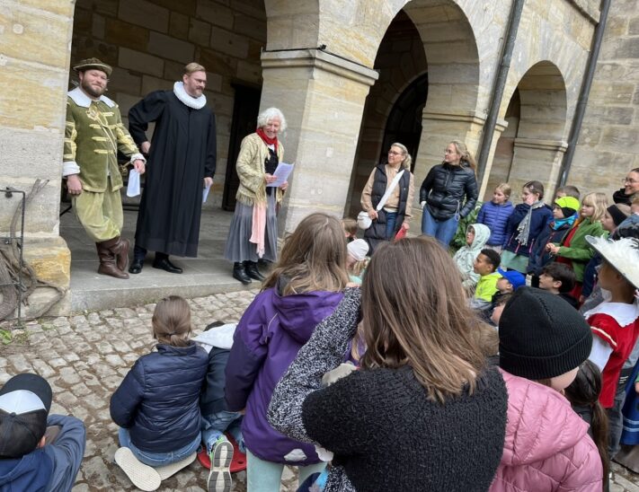 Der Wallenstein-Festspielverein erzählt den Altdorfer Grundschülern aus der Geschichte und erklärt, wer Albrecht von Wallenstein war.