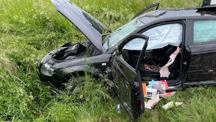 Der Wagen überschlug sich auf regennasser Fahrbahn, der junge Fahrer erlitt mittelschwere Verletzungen.