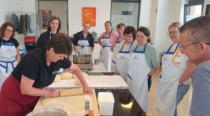 „Küchlebacken“ hieß es im Leinburger Gemeindezentrum. Bürgermeister Kraußer mit den Landfrauen (von links): stellvertretende Kreisbäuerin Heidi Loos, Kreisbäuerin Marion Fischer und Madeleine Schlegl sowie Sylvia Wagner (ganz rechts), und den Workshop-Teilnehmerinnen.