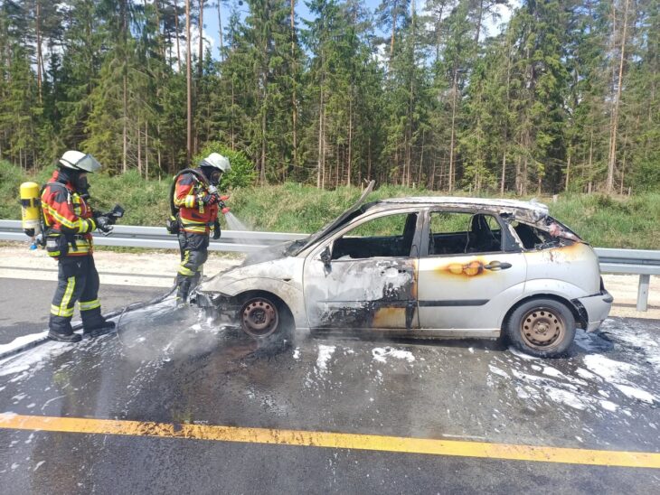 Die Freiwillige Feuerwehr Schwaig war für die Löscharbeiten und die Absicherung der Unfallstelle vor Ort.