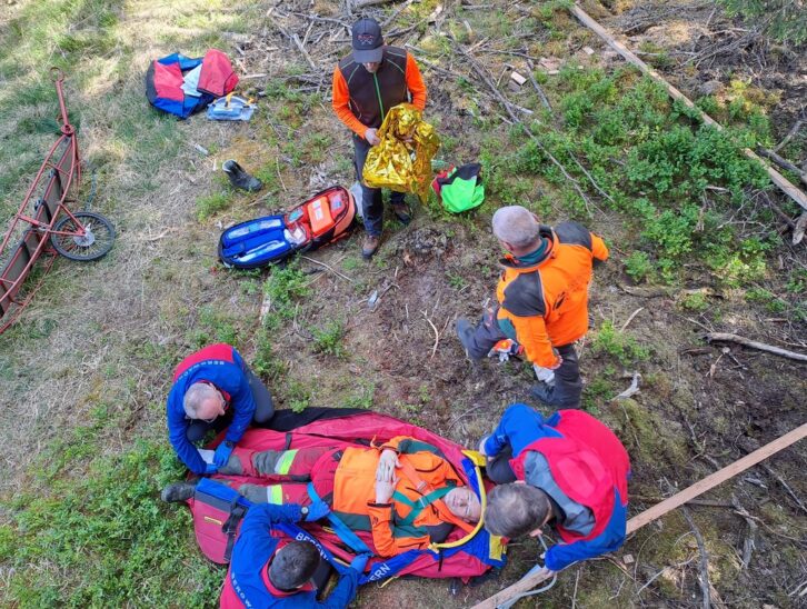 Im Rahmen einer Rettungsübung im Reichswald trainieren Forstbetrieb und Bergwacht gemeinsam.