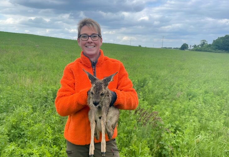 Rehkitzretterin Alexandra Liebel mit Rehkitz.