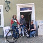 Das Bild zeigt Hanna Schröter (links), Melanie Ketterer (beide Diakonie „NAH“) und Dorothea Müller Philipps Sohn (Mitte).